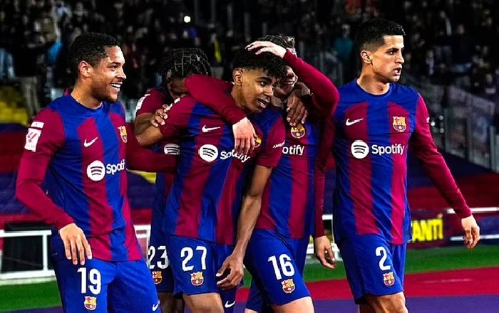'Lá chắn thép' mới nổi của Barca đi vào lịch sử Champions League